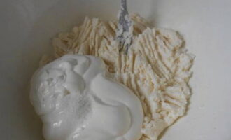 Afegiu la crema agra i una mica de sal a la barreja. Barrejar bé.