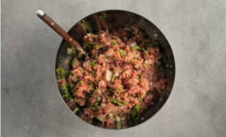 Mal kalvkött, nötkött och ister med en köttkvarn. Vi överför den hackade löken och vitlöken i köttfärsen, tillsätt även 150 milliliter vatten, koriander, chilipeppar, salt och spiskummin - blanda väl och vispa rätt i plattan.