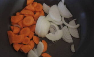 Stek grönsaker i vegetabilisk olja tills de är mjuka.