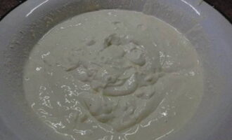 Magdagdag ng cottage cheese, gatas, semolina, vanilla extract. Haluin ang pinaghalong may immersion blender hanggang makinis at hayaang maluto ito ng 40 minuto.