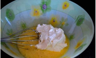 Talunin ang itlog na may asukal at banilya, magdagdag ng cottage cheese, na una naming gilingin sa pamamagitan ng isang salaan. Talunin ang itlog na may asukal at banilya, magdagdag ng cottage cheese, na una naming gilingin sa pamamagitan ng isang salaan.