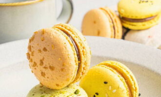 Macaronurile clasice cu făină de migdale sunt gata. Încercați un desert franțuzesc rafinat.