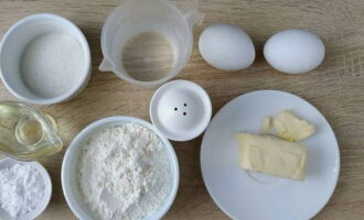 Churros spanioli pot fi preparate cu ușurință acasă. Măsurați toate ingredientele enumerate pe lista de ingrediente. 