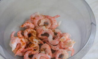 Col·loqueu les gambes processades en un bol. Amaniu-ho amb sal, pebre i pebre vermell. Combina amb cura els ingredients i reserva.