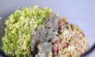 We passeren het gewassen vlees en de garnalen door een vleesmolen en mengen met pekinka en andere groenten, we voegen ook kruiden toe: gember, zout, witte peper. Breng het mengsel op smaak met sesam- en zonnebloemolie.