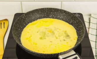 Hetta upp en ren, torr stekpanna och smörj med smör. Häll omelettblandningen i den.
