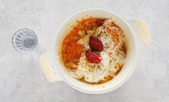 Häll vegetabilisk olja i en tjockbottnad panna. Värm den och fräs lök och morötter tills de är mjuka. Sedan lägger vi här kålen som vi först slänger på en sil. Tillsätt tomatpuré, häll i 150 ml vatten. Rör om och låt sjuda i cirka 15 minuter på låg värme.
