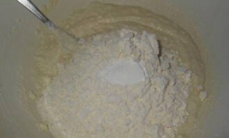 Tamisar aquí la farina amb el llevat i la vainilla.Comencem a pastar la massa.
