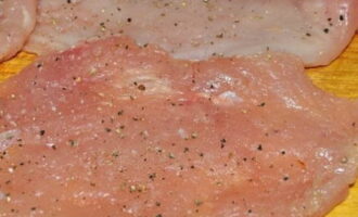 Ezután alaposan dörzsölje be a munkadarabokat sóval és őrölt fekete borssal.