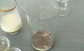 Se toarnă alimente uscate cu o cantitate foarte mică de lapte.