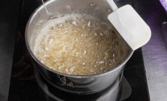 Se încălzește conținutul la o temperatură de 118 de grade. Se amestecă siropul până se dizolvă zahărul.