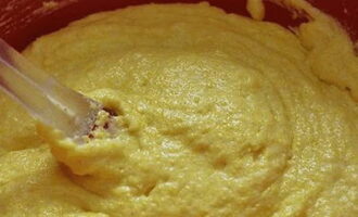 Blanda följande ingredienser till smeten till en slät smet: två typer av mjöl, mjölk, ägg, läsk, strösocker och salt.