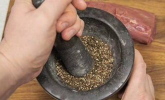 Nghiền hạt tiêu bằng chày hoặc xay trong máy xay cà phê.