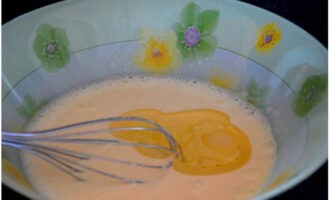 Ibuhos sa mainit na gatas at ang tinukoy na halaga ng langis ng gulay. Haluin hanggang makinis. Ibuhos sa mainit na gatas at ang tinukoy na halaga ng langis ng gulay. Haluin hanggang makinis.