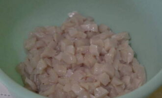 Lägg ingrediensen i en djup skål.