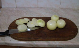 Balatan ang mga ulo ng sibuyas at banlawan sa ilalim ng gripo. Gupitin ang mga ito sa manipis na singsing.