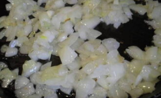 Piqueu les cebes pelades i fregiu-les en una altra paella fins que estiguin lleugerament daurades.