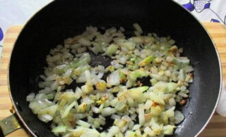 Hetta upp en stekpanna med vegetabilisk olja. Fräs löken här tills den fått lite färg.