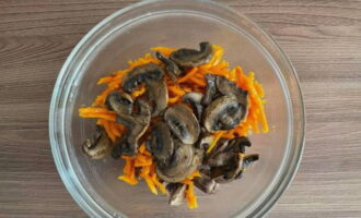 Đặt nấm chiên vào bát salad.