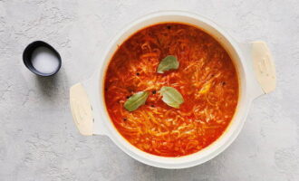 Häll ut resterande vatten. Salta, tillsätt kryddor och låt koka i 5 minuter.