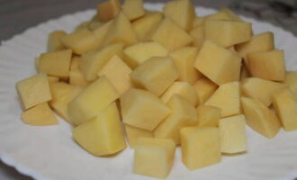 Peleu les patates i talleu-les a daus petits i nets.