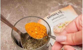 Thêm gia vị cá vào hỗn hợp.