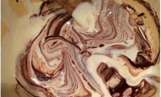 Kyl chokladblandningen. Tillsätt det gradvis till äggulablandningen.