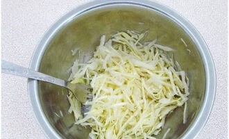 A zöldséget növényi olajjal, ecettel, sóval és cukorral egészítjük ki. Mindent jól összekeverünk.