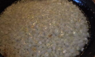 Bullir l'oli en una paella calenta i afegir la ceba picada. Ho deixem coure a foc lent, remenant de tant en tant. Bullir l'oli en una paella calenta i afegir la ceba picada. Ho deixem coure a foc lent, remenant de tant en tant.