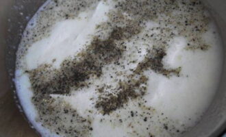 En un bol a part, barregeu la crema agra amb 100 ml d'aigua, sal i pebre negre.