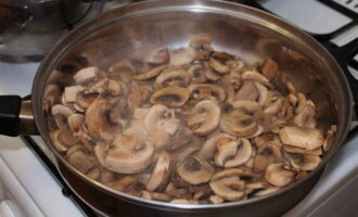 Fregiu els bolets en mantega fosa fins que estiguin mig cuits.