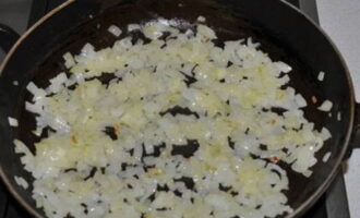 A meghámozott hagymát apróra vágjuk, és növényi olajon aranybarnára és puhára sütjük. Ez körülbelül 5 percig tart. Ne felejtse el megkeverni, hogy a zöldség ne égjen meg.