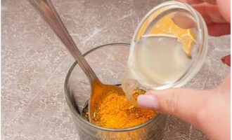 Thêm nước cốt chanh và trộn đều mọi thứ.