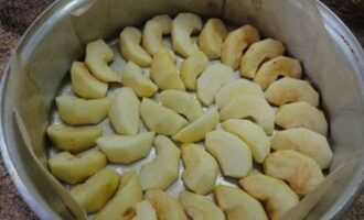 Lagyan ng parchment ang isang baking pan at lagyan ng langis ng gulay. Ayusin ang mga hiwa ng mansanas.