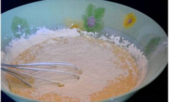 Salain ang harina na may baking powder. Salain ang harina na may baking powder.