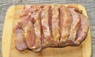 Skölj sidfläskarna under rinnande vatten och torka med hushållspapper. Lägg köttet på en skärbräda och använd en vass kniv för att skära djupa tvärsnitt. Blanda alla ingredienser till marinaden i en skål och gnid den resulterande kryddiga blandningen på köttet på alla sidor och i snitten. Låt köttet stå i en timme till en dag.