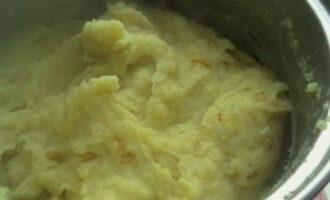 Quan les patates estiguin cuites, escorreu l'aigua. Elaboració de puré de patates. Amaniu amb la meitat de la ceba fregida, sal i pebre. Remeneu fins que estigui suau. Quan les patates estiguin cuites, escorreu l'aigua. Elaboració de puré de patates. Amaniu amb la meitat de la ceba fregida, sal i pebre. Remeneu fins que estigui suau.