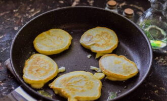 Init ang langis ng gulay sa katamtamang init at idagdag ang kuwarta na may isang kutsara, iprito ang mga pancake sa magkabilang panig sa loob ng 3-4 minuto.