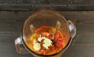 Lägg de mjukgjorda ingredienserna tillsammans med saften i en mixerskål (skala vitlöken och lägg till resten av ingredienserna).