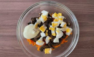 Chúng tôi bổ sung muối, tiêu đen xay và sốt mayonnaise vào sản phẩm. Trộn đồ ăn nhẹ.