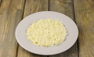 Xếp salad thành từng lớp trên đĩa tròn. Lớp đầu tiên là lòng trắng. Muối chúng và phủ chúng bằng sốt mayonnaise.
