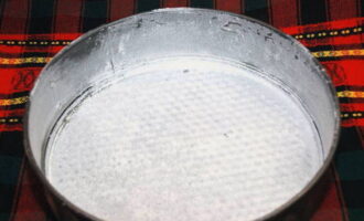 Grasa ang baking dish na may langis ng gulay at iwisik ng kaunting harina upang hindi masunog ang hinaharap na cake.