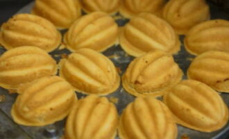 Bago i-bake ang unang batch, balutin ang hazelnut ng isang manipis na layer ng langis ng gulay at init ito sa gas, ilatag ang mga paghahanda at maghurno hanggang sa ginintuang kayumanggi.