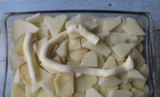 Smaksätt beredningen med en stor mängd majonnäs.