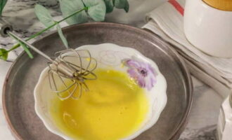 Sinasakyan namin ang aming sarili ng isang whisk at pinalo ang mga sangkap sa loob ng halos dalawang minuto.