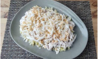Lägg rivna ägg i ett tredje lager. Det finns ingen anledning att packa ihop lagren, salladen måste vara fluffig.