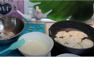 Chiên cá lựu một mặt cho đến khi có màu vàng nâu, món cá này sẽ chiên rất nhanh.