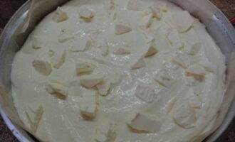 Punan ang mga mansanas ng kuwarta. Ipamahagi ang mga piraso ng mantikilya sa ibabaw. Maghurno ng treat sa loob ng isang oras sa 180 degrees.