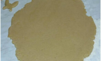 Pagulungin ang kuwarta sa isang manipis na layer at gupitin ang mga cookies mula dito gamit ang mga cookie cutter.