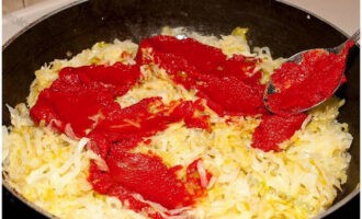 Coure el plat a foc lent durant 30-40 minuts, remenant de tant en tant. Podeu tancar-lo amb una tapa. 5 minuts abans de cuinar, afegiu-hi fulla de llorer per donar-li sabor.